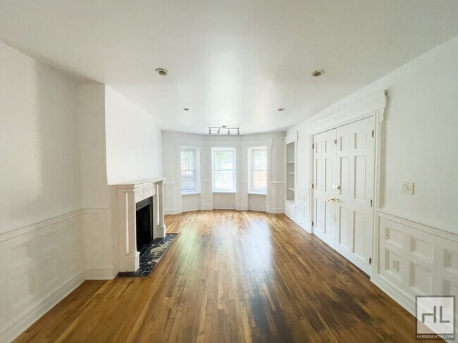 Foto del edificio - Crown Heights, Brooklyn – Spacious 4-Bedro...