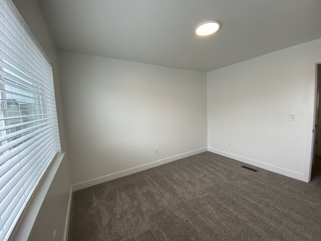 Building Photo - 74 410 W