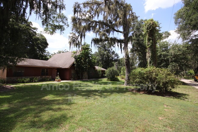 Building Photo - 7121 Lithia Pinecrest Rd