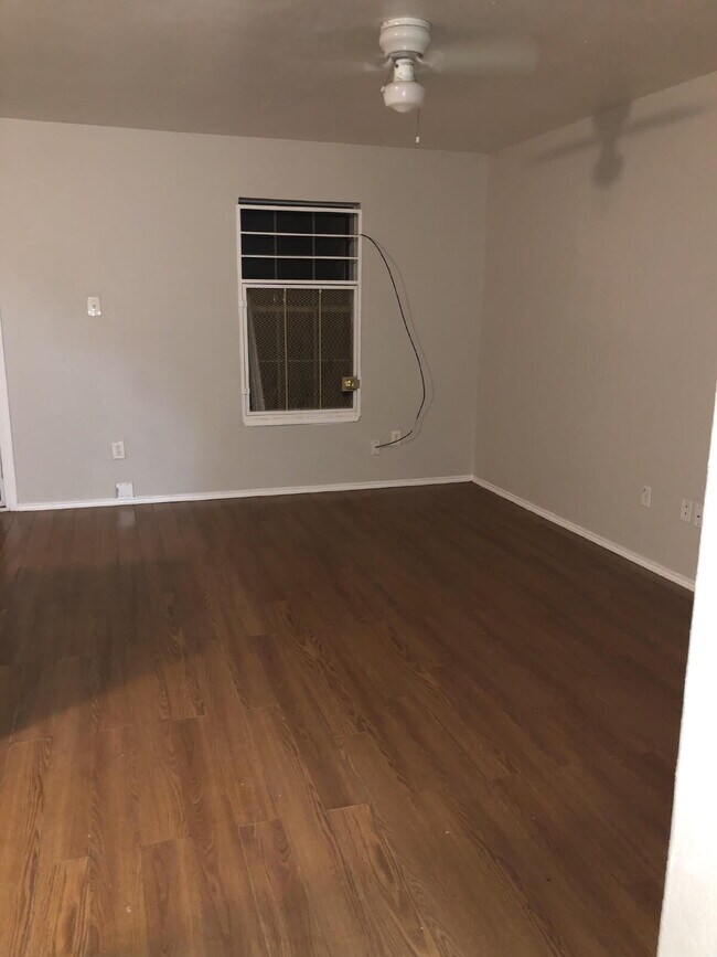 Foto del edificio - Recently remodeled townhome with 4 bedroom...