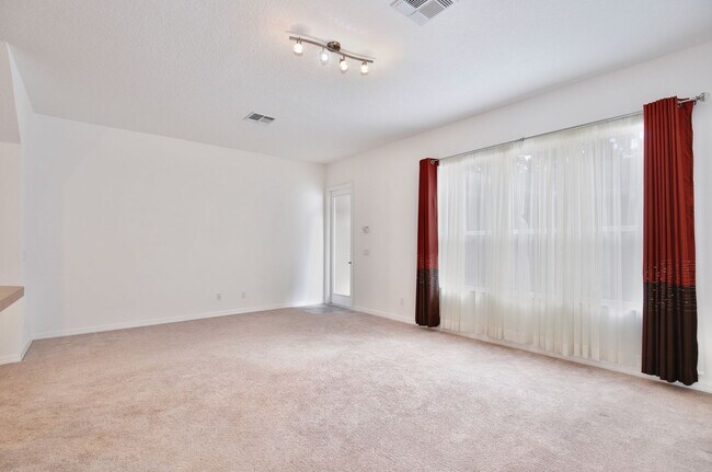 Foto del edificio - Beautiful 3/2.5 Spacious Townhome with a P...