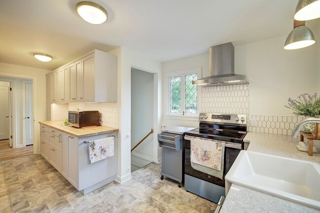 Building Photo - 3Bd/1Ba Seattle House