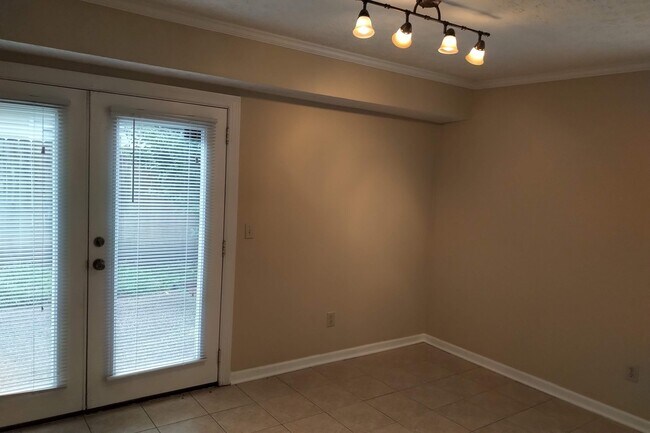 Foto del edificio - AVAILABLE NOW! 3-Bed/2.5-Bath Cottage in F...