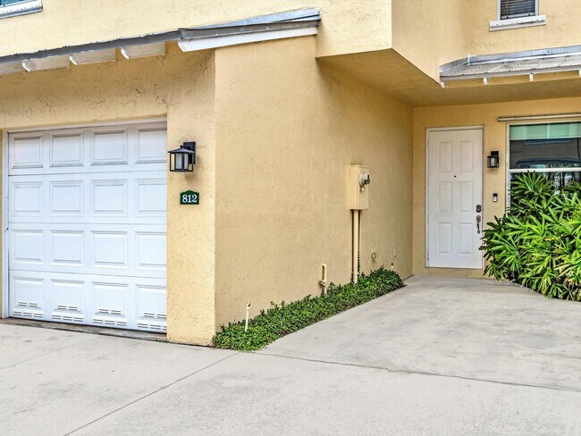 Foto del edificio - 812 SE 4th Ct