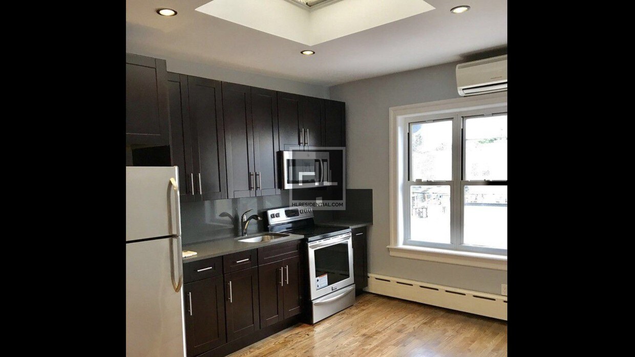 Primary Photo - 21-22 42nd St
