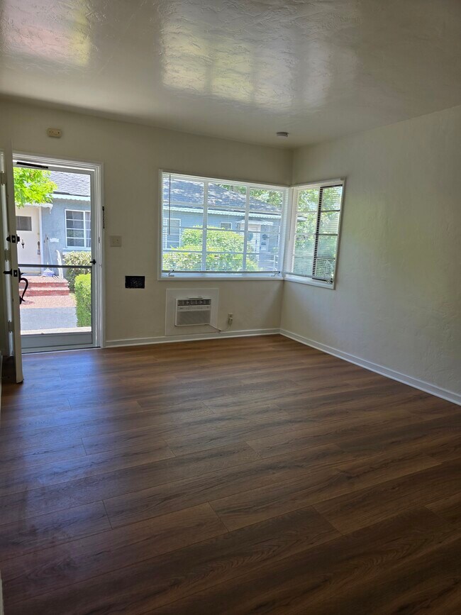 Foto del edificio - 10917 Moorpark St