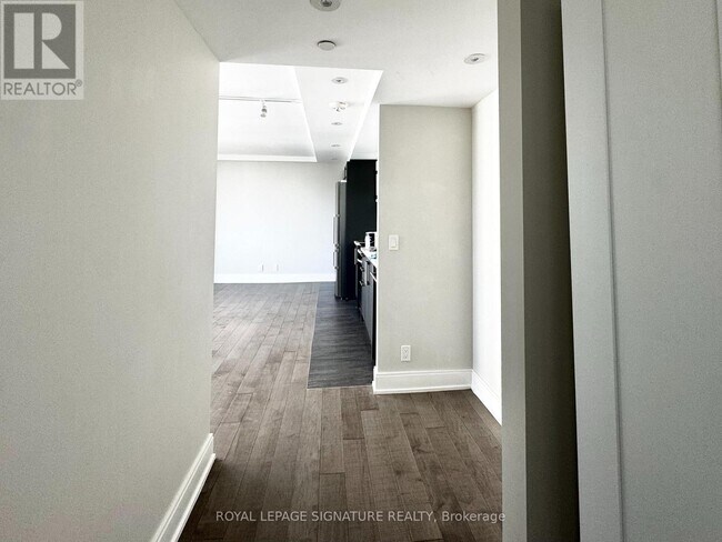Building Photo - 11-611 Walmer Rd