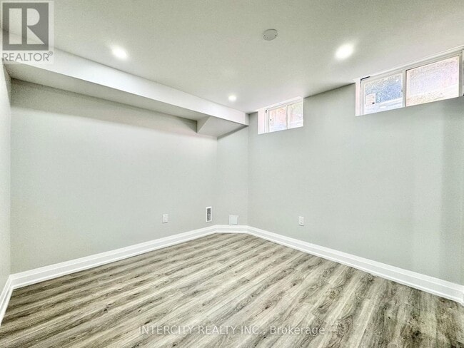Building Photo - 299 Fleetwood Dr