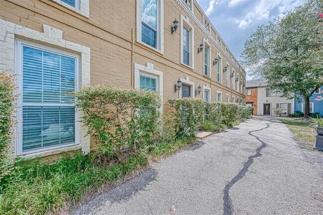 Building Photo - 5200 Arboles Dr