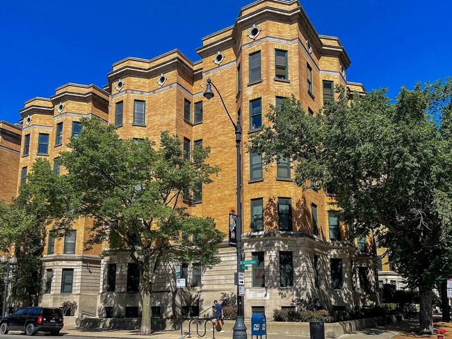 Building Photo - 550 W Surf St