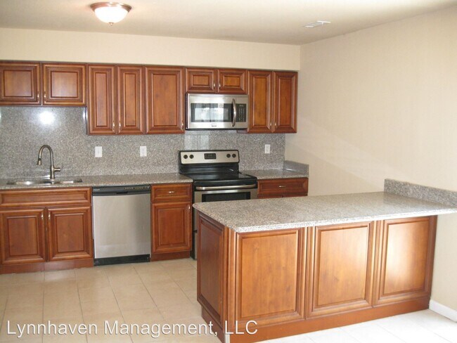 Foto del edificio - 3 br, 1.5 bath House - 5323 Grand Lake Cres