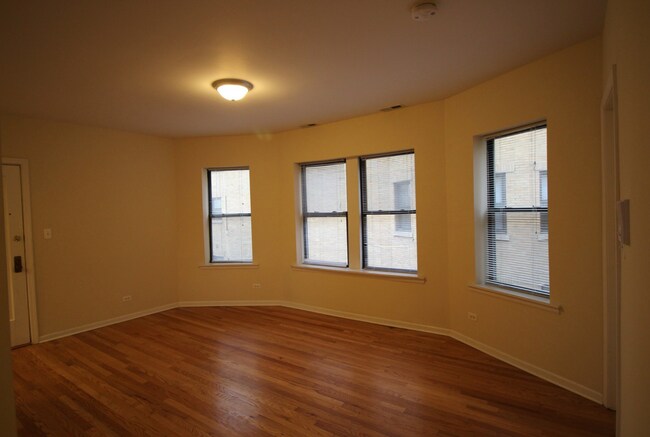 Foto del edificio - 2807 W Lawrence Ave