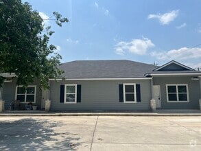 Building Photo - 901 E Seidemann St