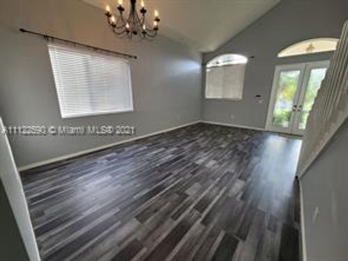 Foto del edificio - 755 SE 30th Dr