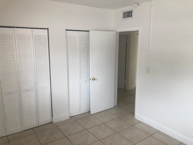 Building Photo - 9370 SW 87th Ave