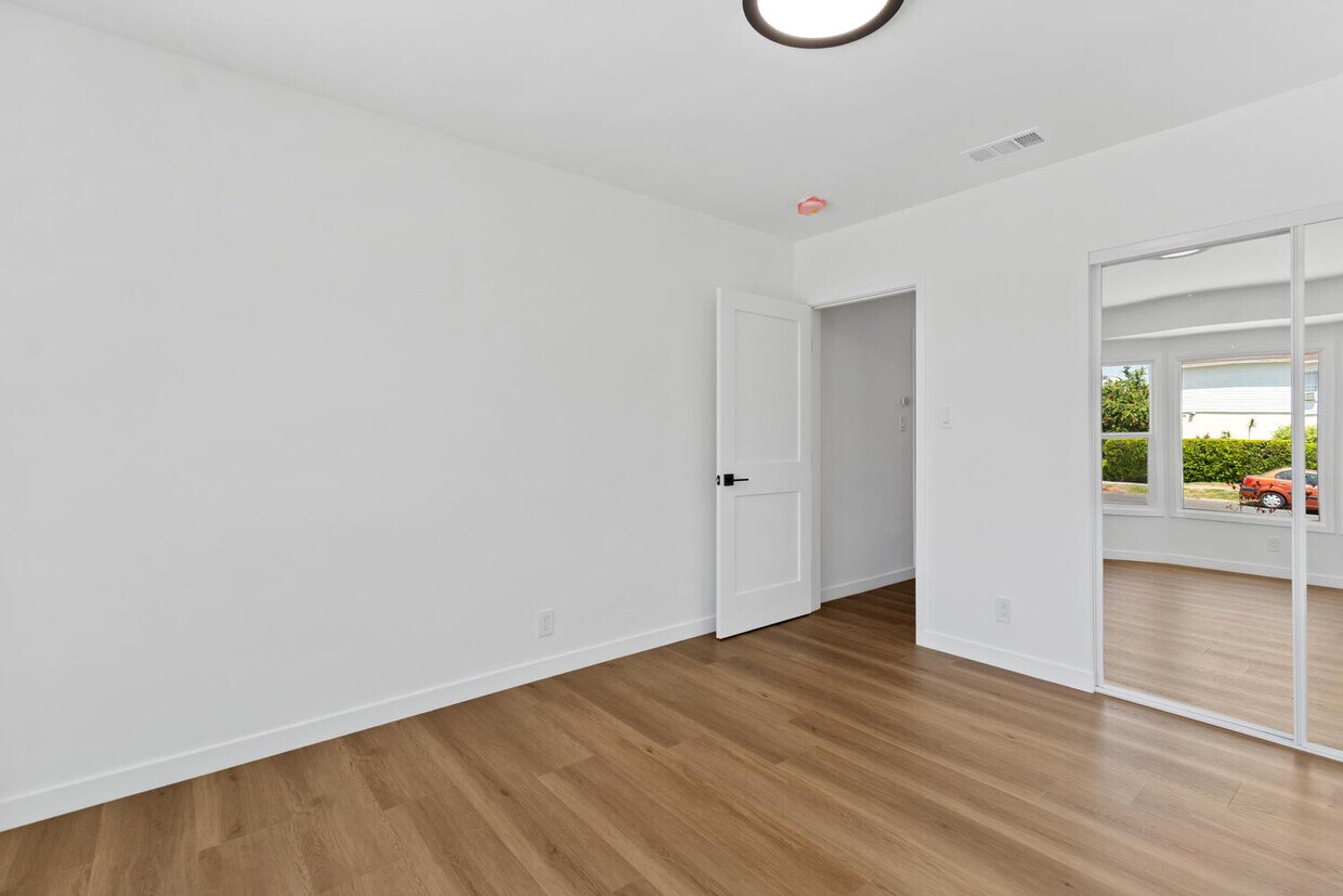 Foto principal - 5554 Radford Ave