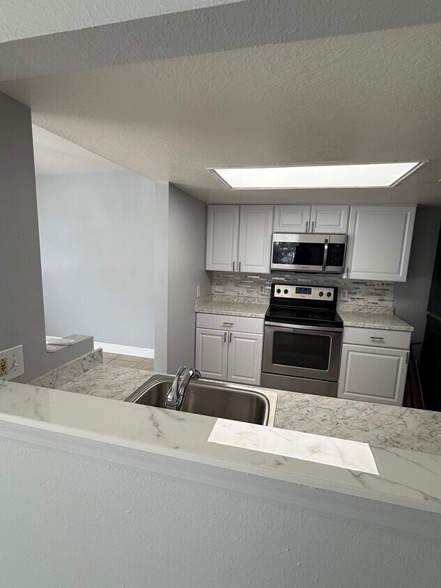 Foto principal - 649 Caribbean Dr