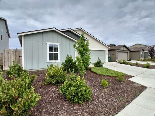 Building Photo - 4 Bedroom Home In Madera, Ca! Available Now!