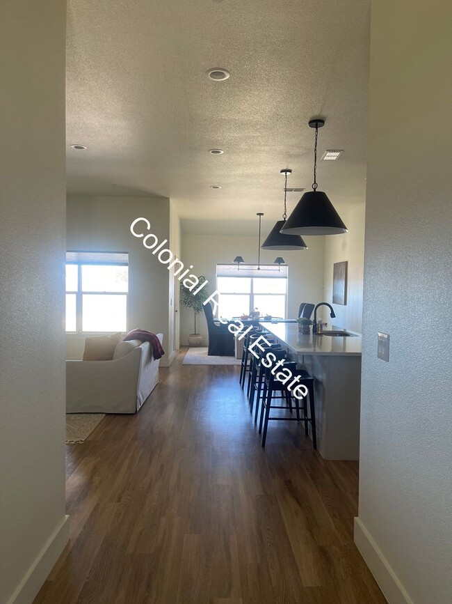 Building Photo - Coming soon! Beautifully updated, spacious...