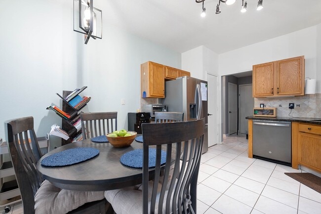 Building Photo - 739 Apple Blossom Dr