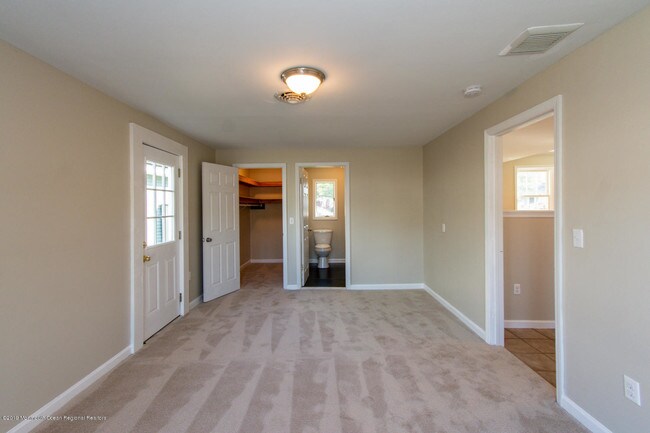 Building Photo - 237 Twin Lakes Blvd