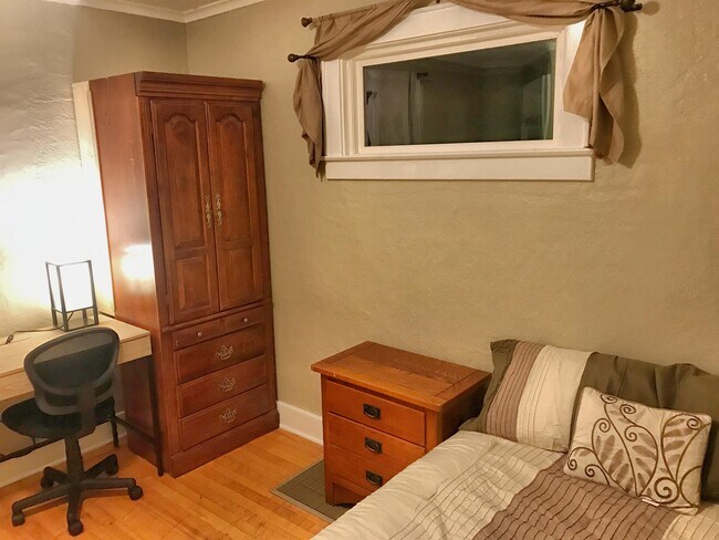 Foto del edificio - 241 Lorraine Ave