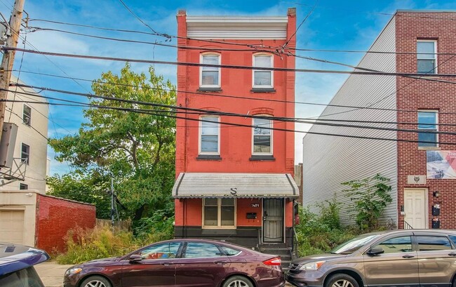 Building Photo - Stunning 6-Bedroom Townhome Near Temple Un...