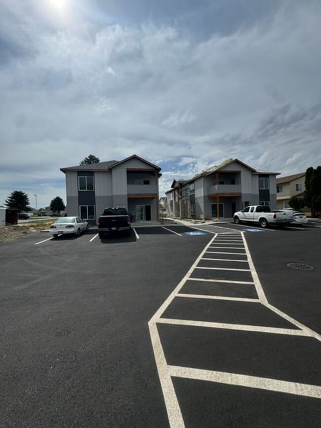 Building Photo - 321-329 Pheasant Rd W