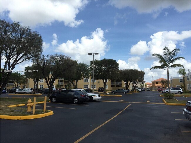 Building Photo - 9701 Fontainebleau Blvd