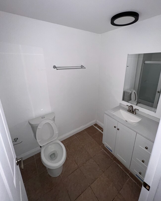 Building Photo - Modern 2-Bedroom Apartment in Gated Van Nu...