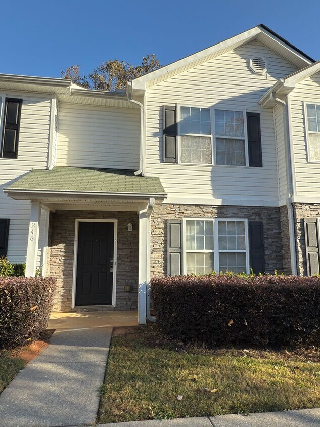 Foto principal - Fantastic 2 bedroom 2.5 bath townhome in a...
