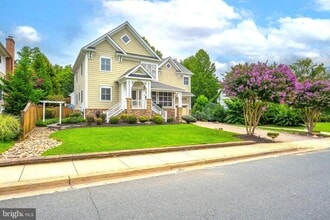 Building Photo - 5905 Lone Oak Dr