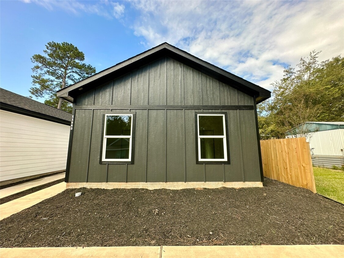 Primary Photo - 11559 Persimmon St