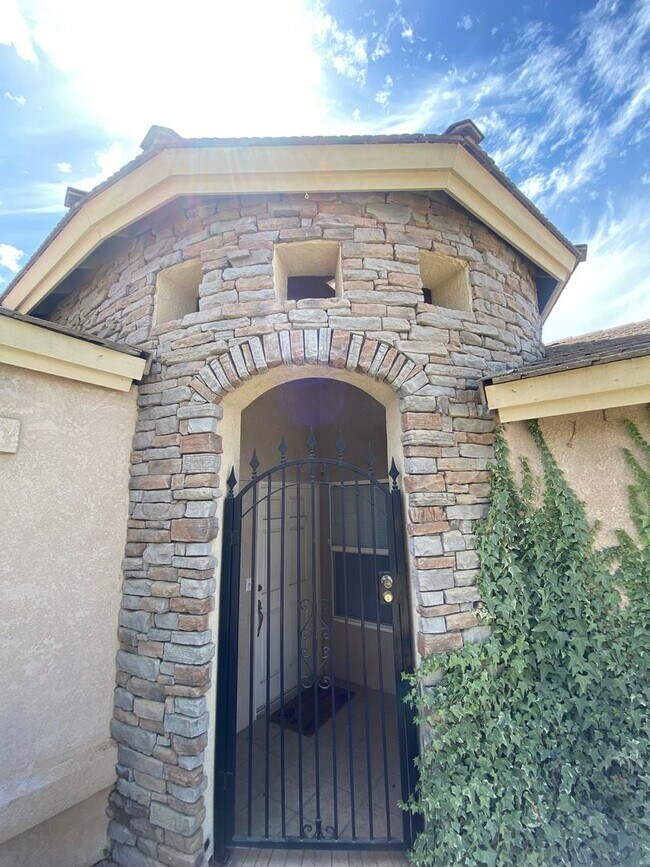 Foto del edificio - Elegant 3-Bedroom Home in Seven Oaks