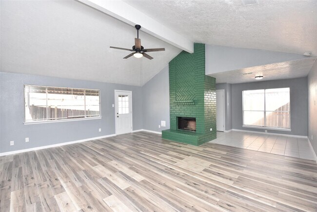 Foto del edificio - 2711 Goldspring Ln