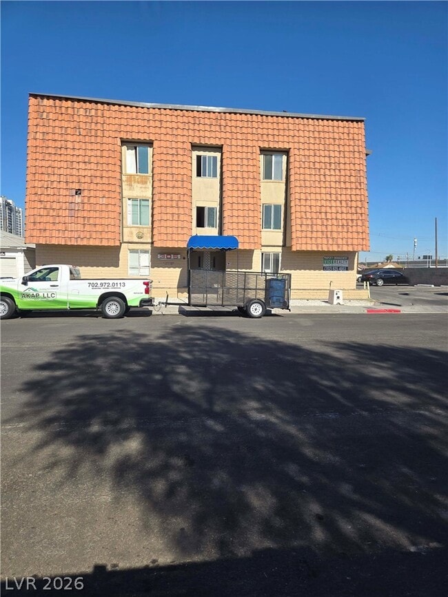 Building Photo - 305 N 10th St