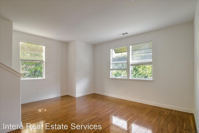Building Photo - 2 br, 2.5 bath House - 958 E Duane Avenue ...