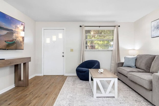 Foto del edificio - 38604 Naomi Ave