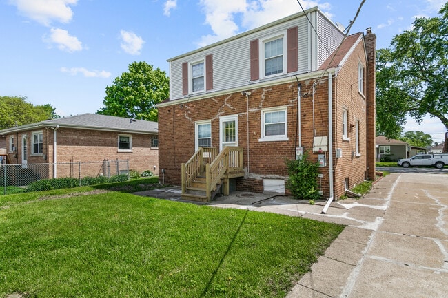 Building Photo - 14336 Harrison Ave