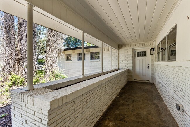Building Photo - 2530 Whitewood Dr