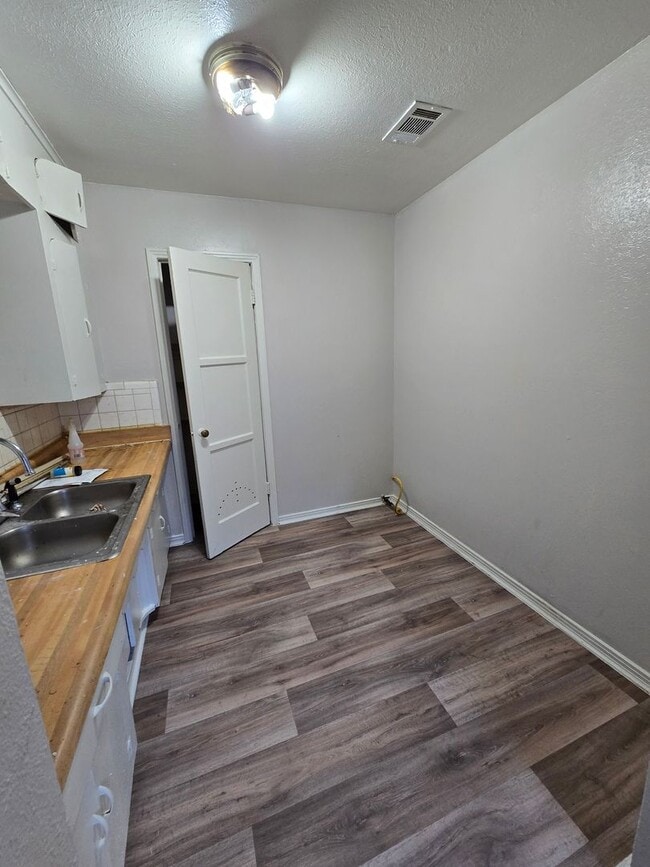 Building Photo - 2 bedroom 1 bathroom