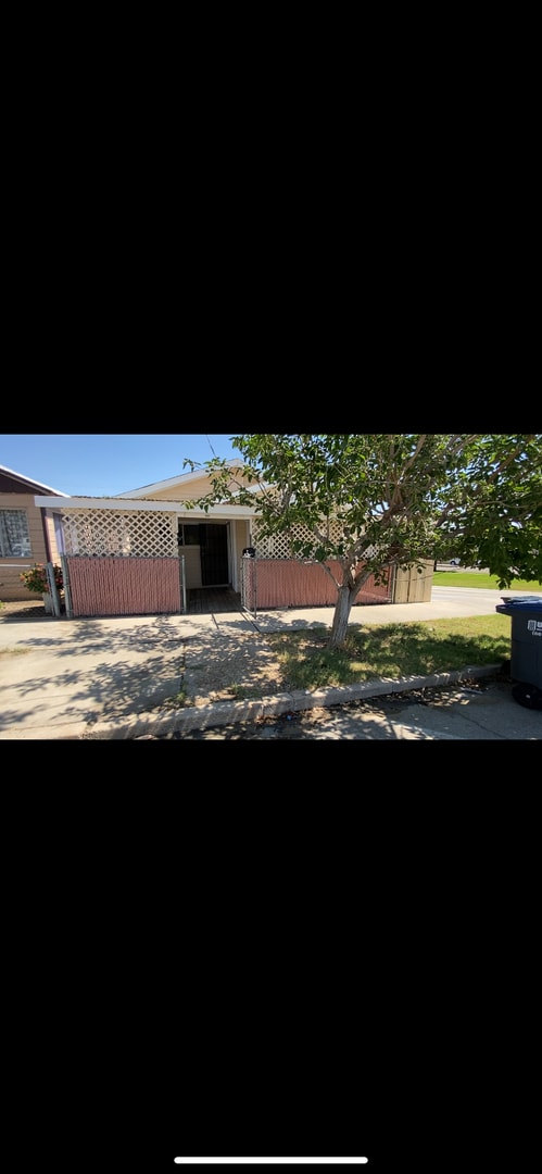 Building Photo - 704 Lucard St