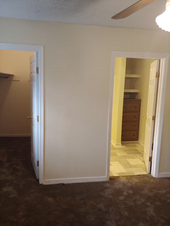 Building Photo - 852 Corona Dr