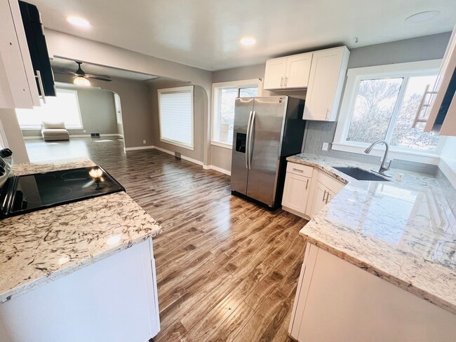 Kitchen - 1202 S Cloverdale St