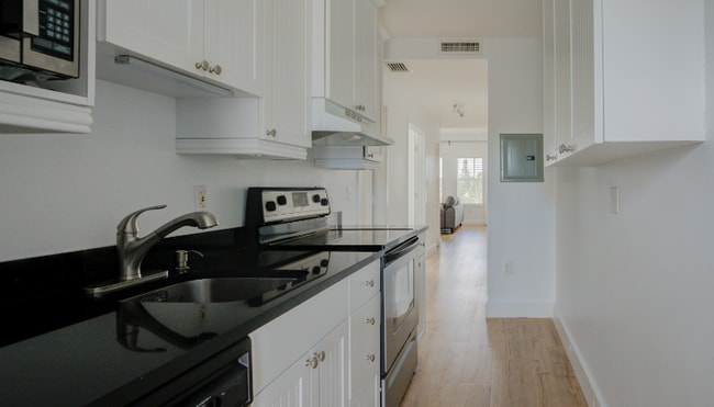 Building Photo - 411 SW 29th Ct