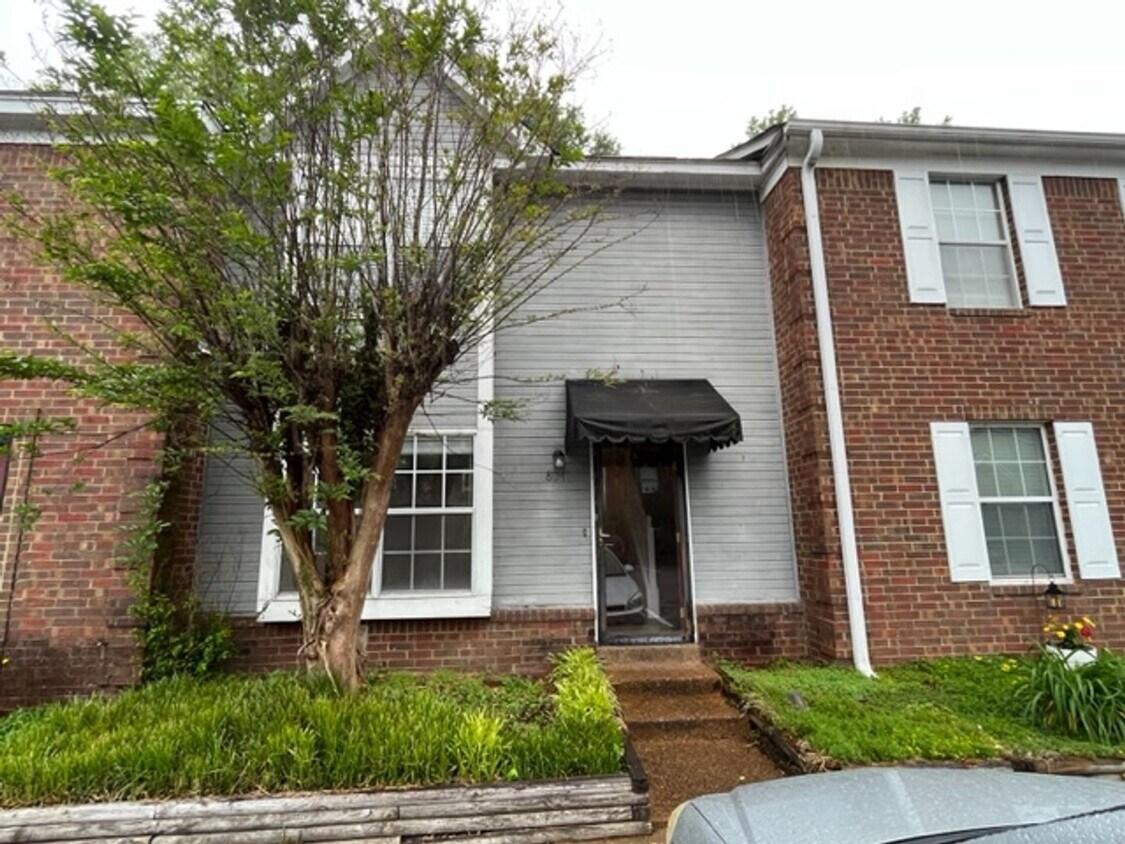 Primary Photo - Renovated 2 bedroom 1.5 Bath Apartment for...