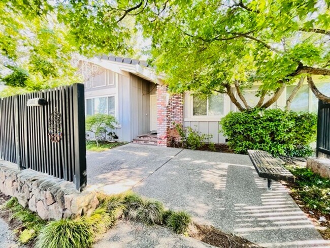 Building Photo - Charming 4BD/2BA, Single-Story Ranch-Style...