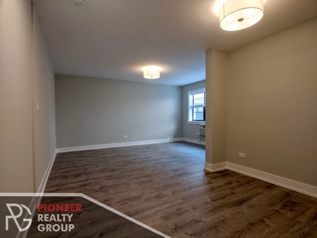 Building Photo - 454 W Barry Ave
