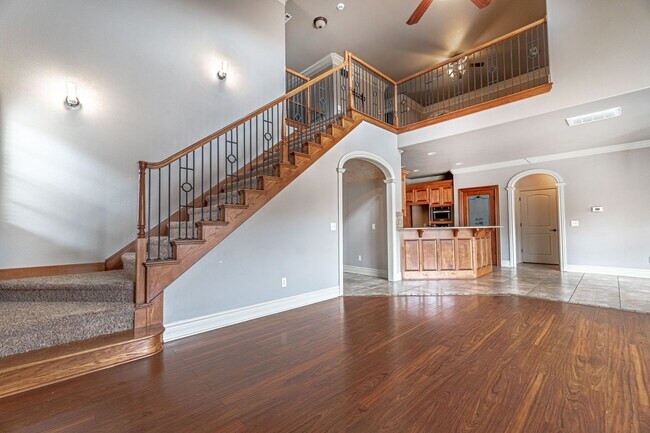 Building Photo - Gorgeous Rogers Home!
