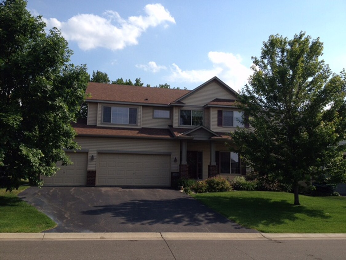 Foto principal - Spacious 2-Story in Woodbury*4 Bed/3 Bath*...